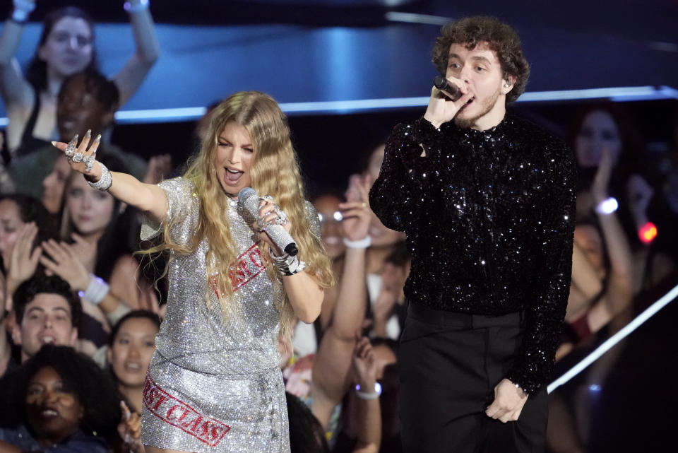 Fergie, izquierda, y Jack Harlow interpretan "First Class" en los Premios MTV a los Videos Musicales en el Prudential Center el domingo 28 de agosto de 2022 en Newark, Nueva Jersey. (Foto Charles Sykes/Invision/AP)