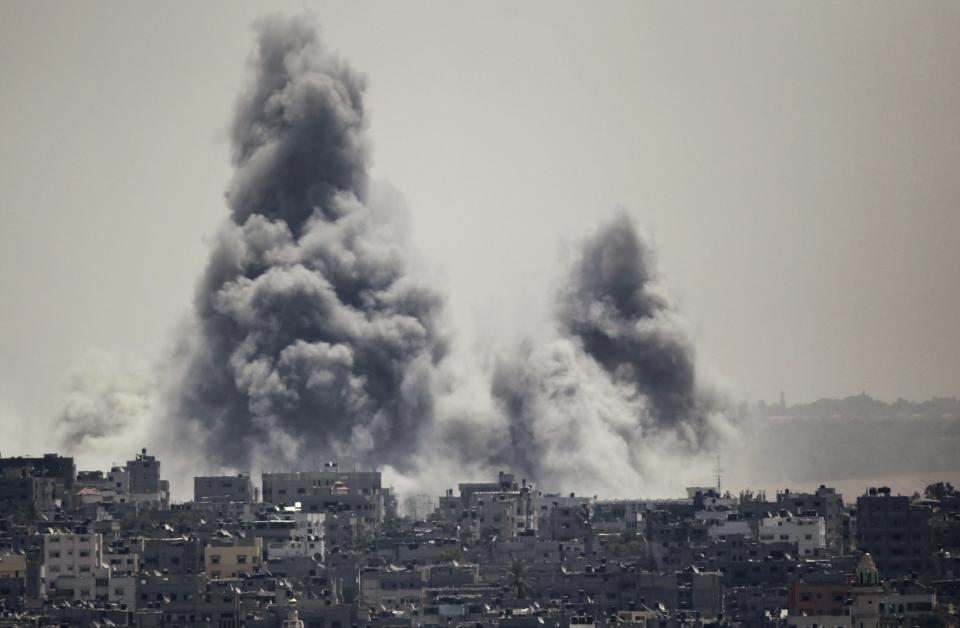 Smoke rises during an Israeli offensive in the east of Gaza City July 27, 2014. A humanitarian truce in the Gaza Strip collapsed on Sunday after a barrage of rockets fired by Palestinian militants was met with fierce Israeli shelling, in a fresh setback to efforts to secure a permanent ceasefire. REUTERS/Ahmed Zakot (GAZA - Tags: POLITICS CIVIL UNREST)