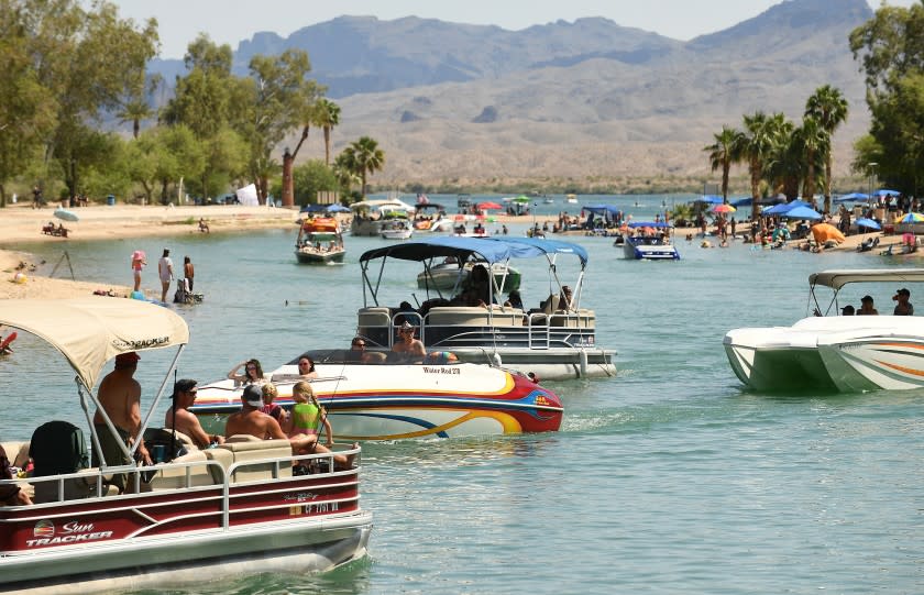 536039_ME_lake_havasu_crowded_californians6_WJS.jpg