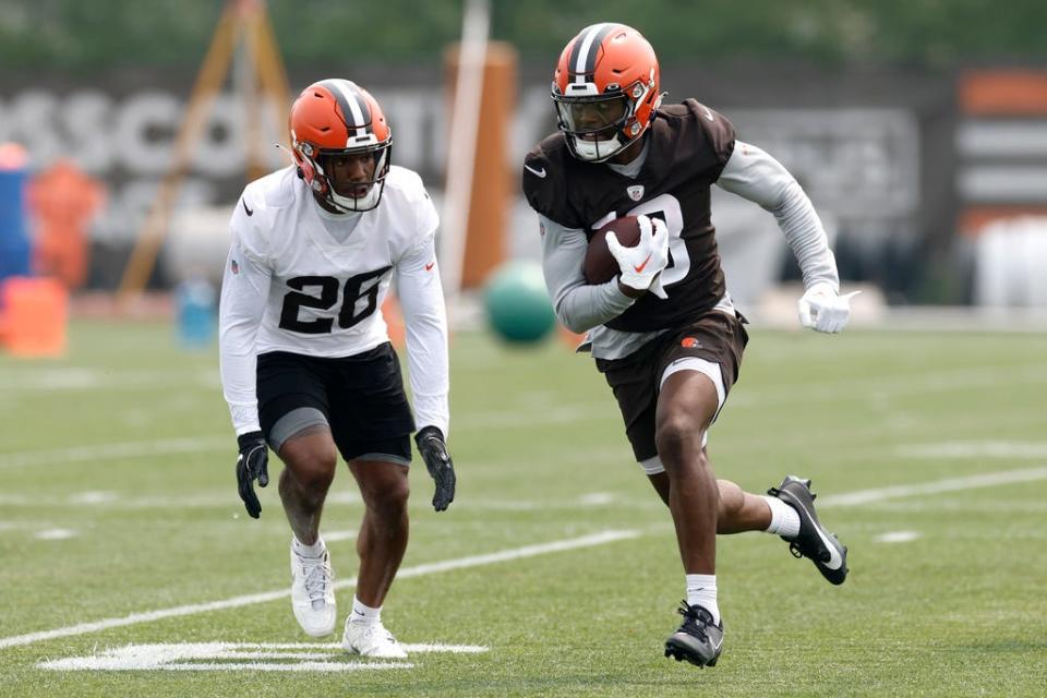 Browns wide receiver David Bell (18) plays against Rodney McLeod (26) during a drill June 6 in Berea.