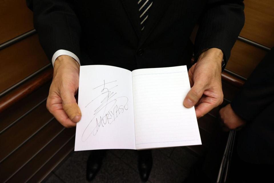 岸田文雄與森保一互相在對方的筆記本上留下簽名。（翻攝自岸田文雄Twitter）