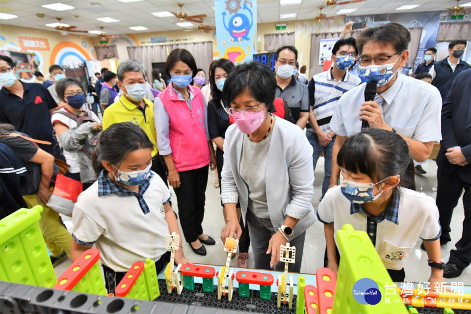 首座湖北國小科技暨雙語教室「湖北探索館」揭牌啟用。圖／彰化縣政府提供