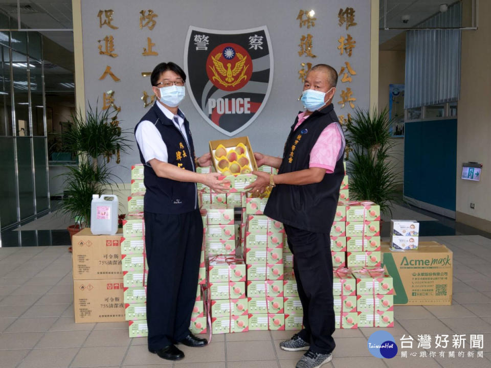 桃園市警察之友會捷警辦事處捐贈防疫物資，表達警友會滿滿的關懷與支持。