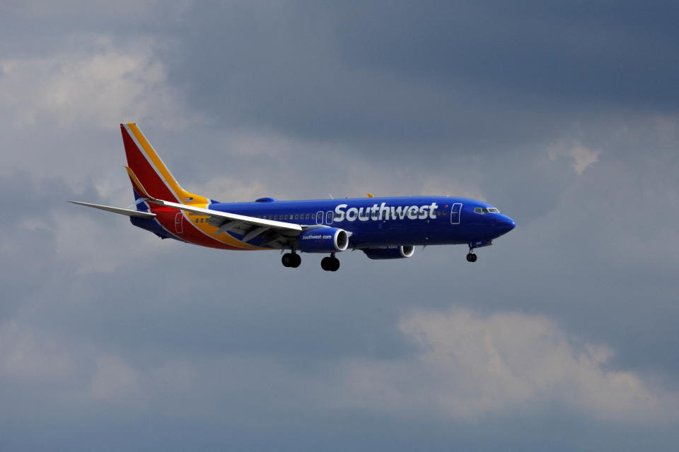 Ein Verkehrsflugzeug von Southwest Airlines nähert sich der Landung am Flughafen John Wayne in Santa Ana, Kalifornien, USA, 18. Januar 2022. REUTERS/Mike Blake