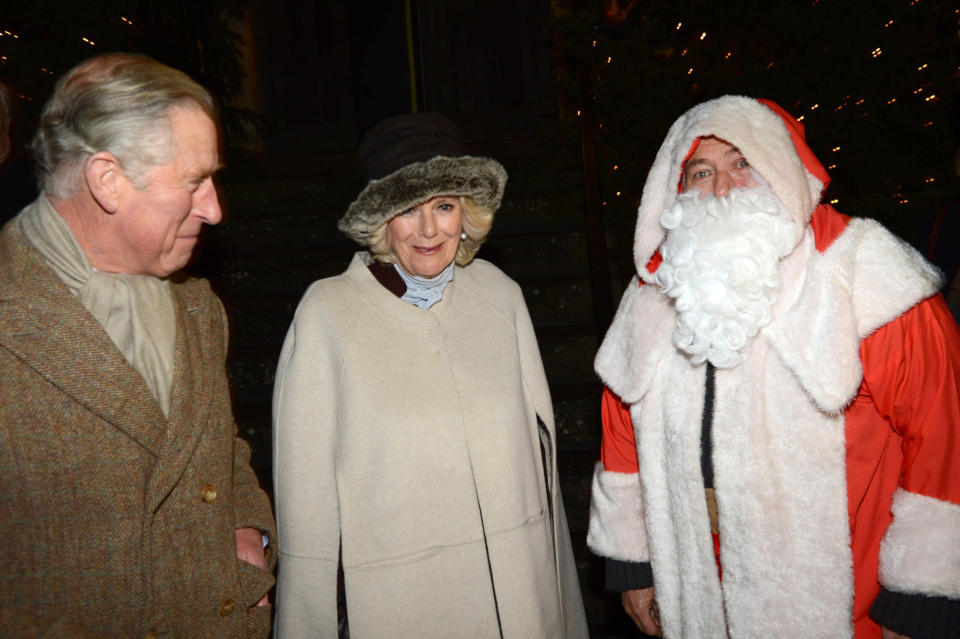 <p>Auch Charles’ Ehefrau Herzogin Camilla schien sich sehr über die Bekanntschaft mit dem Weihnachtsmann zu freuen. (Bild: Tim Rooke/REX/Shutterstock) </p>