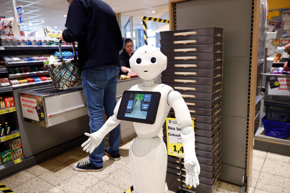 超市櫃檯機器人：要乖乖聽話！（圖片來源：Reuters，3/31，德國）