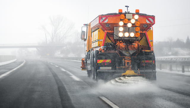 Pourquoi on met du sel sur la route quand il neige - Le blog