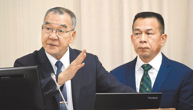 多位立委針對金門二膽島3月29日遭到大陸空拍機攝錄駐軍運補過程一事提出質詢，對此，國防部長邱國正（左）1日答詢表示，這事嚴格講起來就是訓練不足。圖右為陸軍司令部參謀長陳建義中將。（劉宗龍攝）