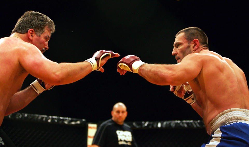 (L) Dan ‘The Beast’ Severn sizes up ‘Deathwish’ Dave Legeno(Photo by Daniel Berehulak/Getty Images)