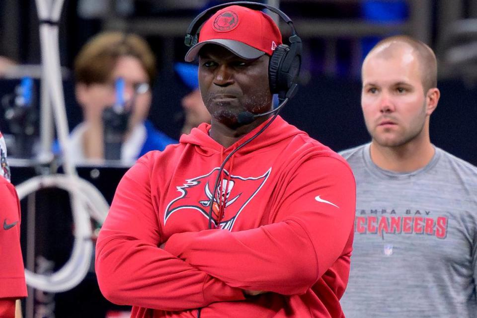 La pasada semana Todd Bowles condujo a los Buccaneers de Tampa Bay a la conquista de su primera victoria en playoffs en la era post Tom Brady, al vencer 32-9 a los Eagles de Filadelfia, que en la edición pasada habían perdido el Super Bowl contra los Chiefs.