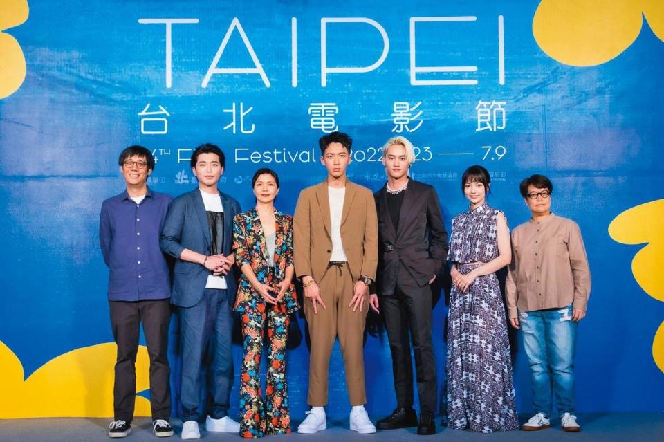 影片獲邀為台北電影節開幕片，導演陳駿霖（左起）、演員侯彥西、于子育、柯震東、范少勳、黑嘉嘉，以及監製李耀華共同出席。（甲上提供）
