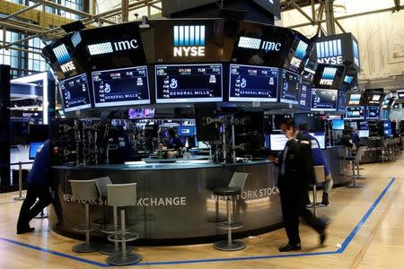 Traders work on the floor of the New York Stock Exchange (NYSE) in New York City, U.S., July 13, 2016. REUTERS/Brendan McDermid