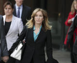 ARCHIVO - En esta foto del 3 de abril de 2019, la actriz Felicity Huffman sale de una corte federal en Boston tras enfrentar cargos en un escándalo nacional de sobornos a universidades. Un nuevo documental sobre el caso, "Operation Varsity Blues: The College Admissions Scandal", se estrena esta semana en Netflix. (AP Fotos/Charles Krupa, Archivo)