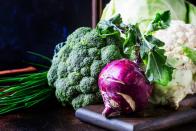 Im Juli kann jede Menge frisches Gemüse auf Ihrem Speiseplan landen, darunter auch diese drei Kandidaten: Kohlrabi, Brokkoli und Blumenkohl. Anstatt sie zu kochen, probieren Sie die drei doch mal roh - herrlich frisch und unglaublich gesund. (Bild: iStock / Olga Kochina)