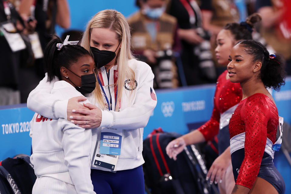 Simone Biles wird von Trainerin Cecile Landi umarmt (Bild: Ezra Shaw/Getty Images)