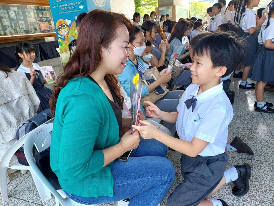 三年級學生獻上一朵手作花兒，祝福家人平安健康。