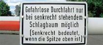 Es scheint doch tatsächlich Menschen zu geben, denen nicht bewusst ist, was ein Schlagbaum ist – geschweige denn, wann er den Weg versperrt. Aber dem Schilderwald in Deutschland sei Dank: Rettung naht! (Bild-Copyright: Twitter/lutz17lr)