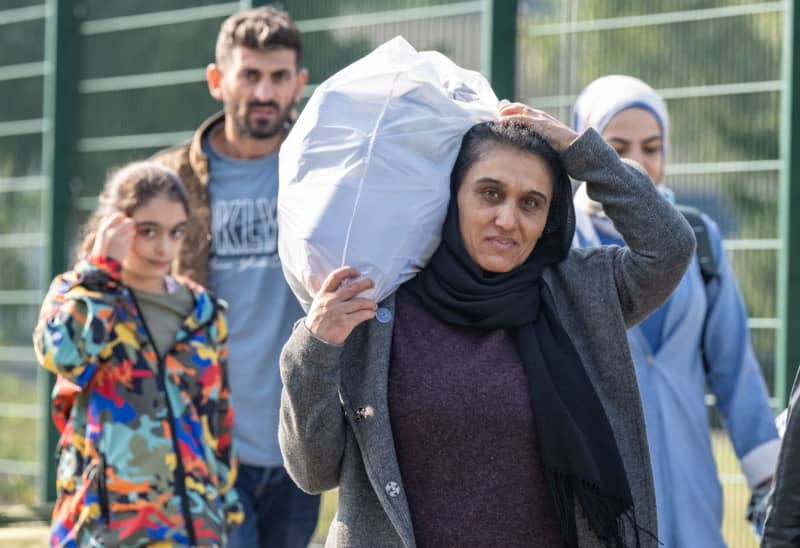 Refugees arrive at the Hessian initial reception center in Giessen. Boris Roessler/dpa