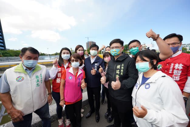 陳其邁(中)視察前鎮區媽祖港橋改建工程。   圖：高雄市政府提供