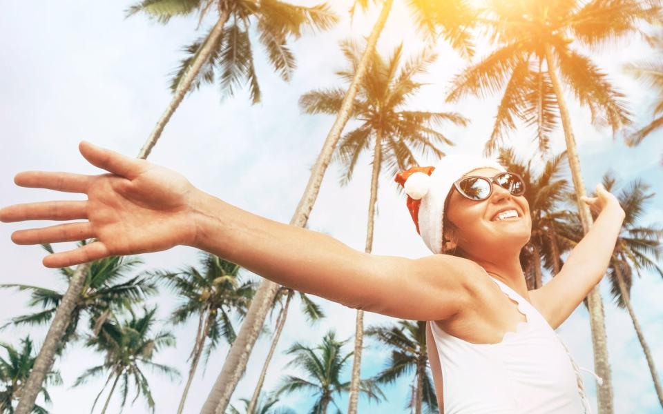 Wer den Winterblues schiebt und die kurzen, kalten Tage allein zu Hause nicht aushält, kann als Single einfach in die Sonne fliegen, Pina Colada trinken und sich am Strand aalen mit Gleichgesinnten. Zur Not tut es auch ein Tag in einem Spa mit Tageslichtlampe und tropischer Therme. Wer die zuvor erwähnte "Single-Karte" ausspielt, hat freie Fahrt und wird für nervige Frage wie "Bist du etwa immer noch Single?" entschädigt. (Bild: iStock / Solovyova)