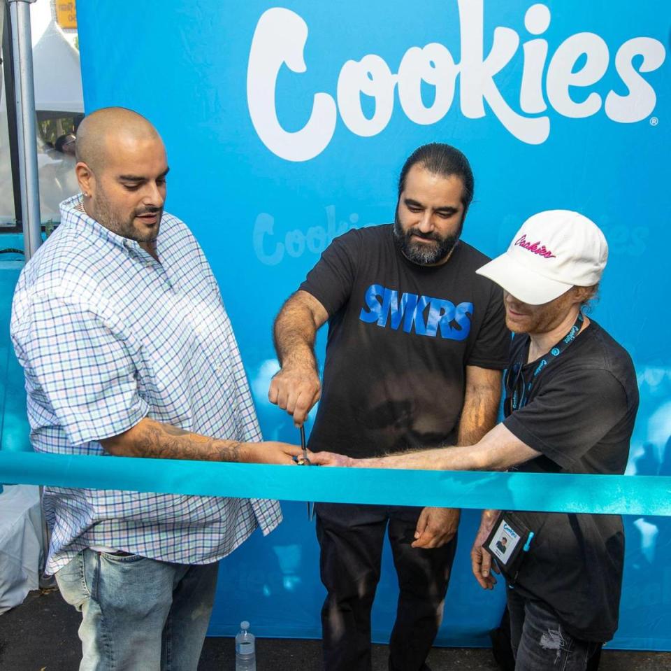 El fundador de Cookies, Berner, a la izquierda, AK, jefe de cultivo de TRP, en el centro, y Marcus Moates, jefe de extracción de TRP, a la izquierda, participan en la ceremonia de corte de listón durante la gran apertura de Cookies Miami, el primer y único dispensario de marihuana de propiedad minoritaria de la Florida, en Miami, Florida, el sábado 13 de agosto de 2022.