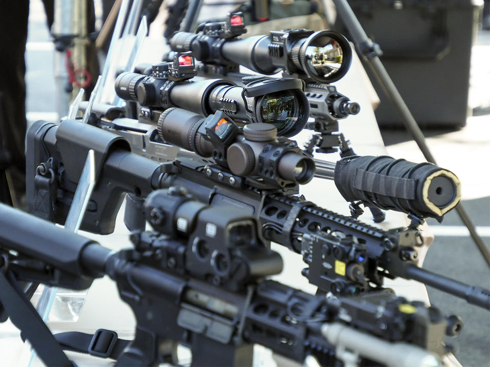 國安局因應總統大選而特別成軍的基本任務編組展示多款特勤隊員使用的特殊槍械。（圖：張柏仲攝）