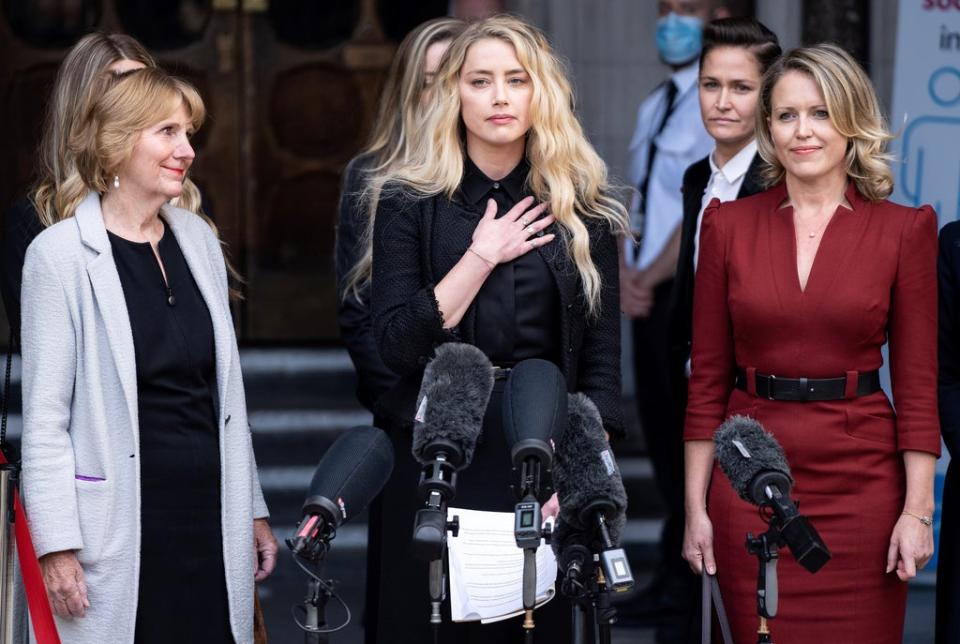 Amber Heard hace una declaración al salir del tribunal tras la última jornada del juicio por difamación de Johnny Depp contra News Group Newspapers en Londres el 28 de julio de 2020 (NIKLAS HALLE'N/AFP via Getty Images)