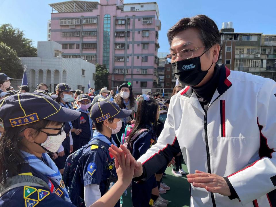 新北市副市長劉和然蒞臨光華國小，參加慶祝童軍節活動，並檢閱童軍隊伍。   圖：新北市教育局提供