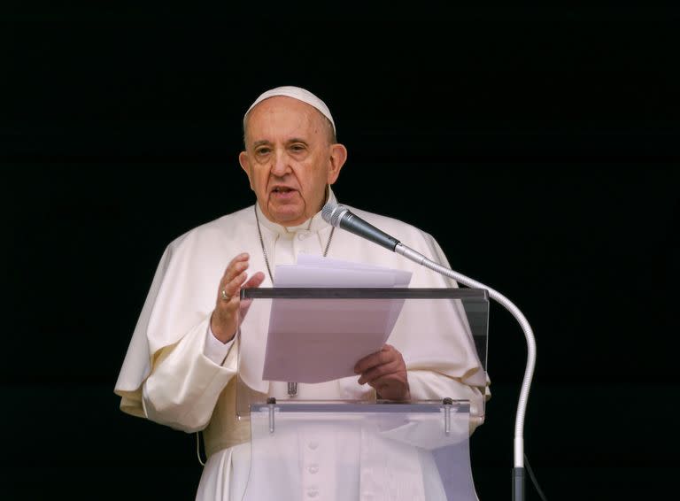 En esta foto de archivo del 6 de junio de 2021, el papa Francisco habla desde la ventana de su oficina a fieles y peregrinos en la Plaza de San Pedro