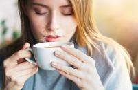 Auch Kaffee sowie schwarzer und grüner Tee werden bei der täglichen Flüssigkeitszufuhr berücksichtigt - jedoch nur, wenn sie ohne Zucker getrunken werden. In erster Linie zählen diese Heißgetränke jedoch in die Kategorie Genussmittel. Dennoch können Erwachsene problemlos drei bis vier Tassen pro Tag davon trinken. (Bild: iStock / venuestock)