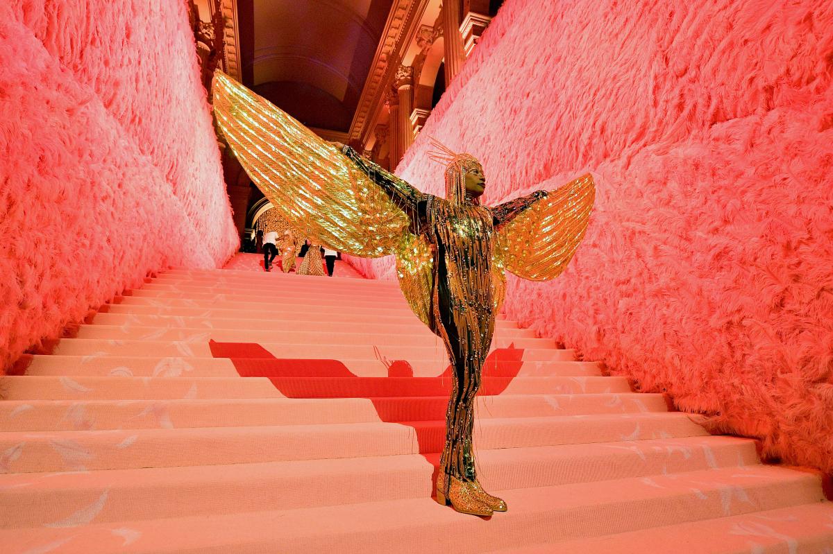 Gender-Fluid Men's Style Is Trending at Met Gala 2019: Heels, Dresses,  Lipstick & More - Yahoo Sports