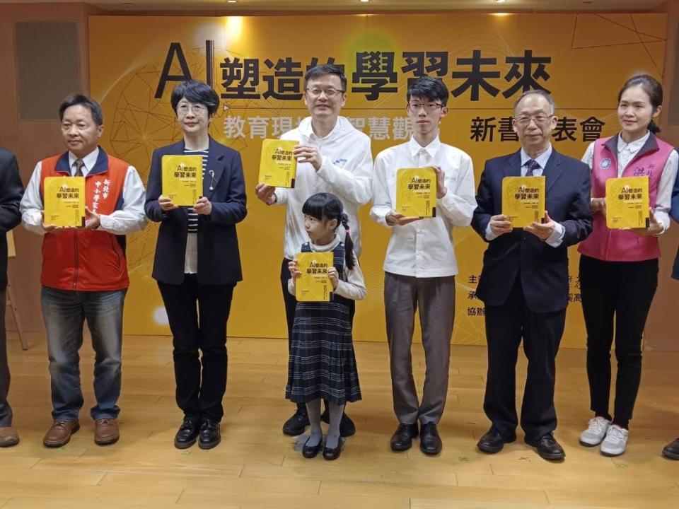 《圖說〉｢AI塑造的學習未來：教育現場的智慧觀點｣，匯集新北市教育現場寶貴參考指南，讓學生學得更好、更有效率。