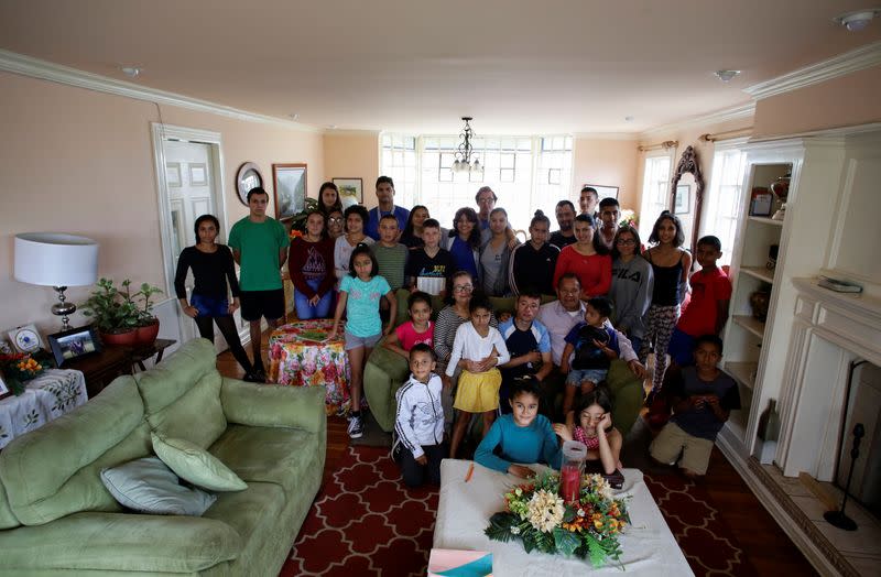 Foto del lunes de Victor Guzman y Melba Jimenez posando junto a sus 31 hijos adoptivos en su casa en medio de la pandemia de coronavirus en San Jose, Costa Rica