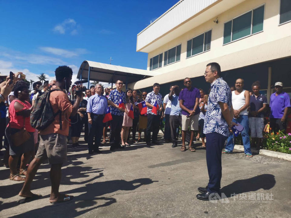 中華民國駐索羅門大使館17日舉行降旗典禮，約200多名僑胞、索國民眾和澳洲人參與，許多民眾拿著中華民國的小國旗，現場氣氛悲傷。（僑胞提供）中央社記者石秀娟傳真 108年9月17日