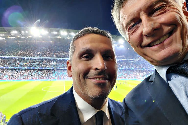 Mauricio Macri junto a Khaldoon Al Mubarak, presidente de Manchester City viendo partido de esta tarde contra Real Madrid.