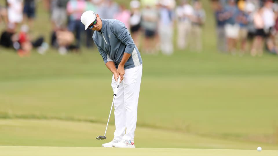 Fowler putts on the seventh hole. - Ezra Shaw/Getty Images