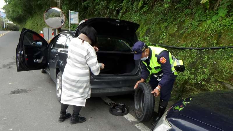 中橫宜蘭支線爆胎　三星警伸出援手