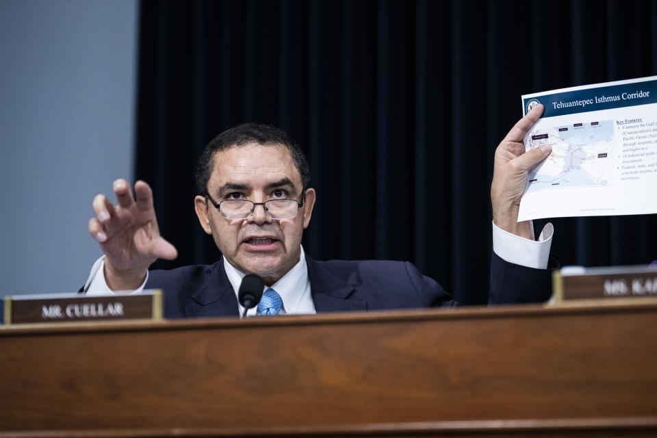 El representante Henry Cuellar, demócrata de Texas, sostiene un mapa del corredor del istmo de Tehuantepec mientras interroga al secretario de Defensa, Lloyd Austin, durante una audiencia en el Subcomité de Asignaciones de la Cámara de Representantes. 23 de marzo de 2023. (Tom Williams/CQ-Roll Call, Inc vía Getty Images)