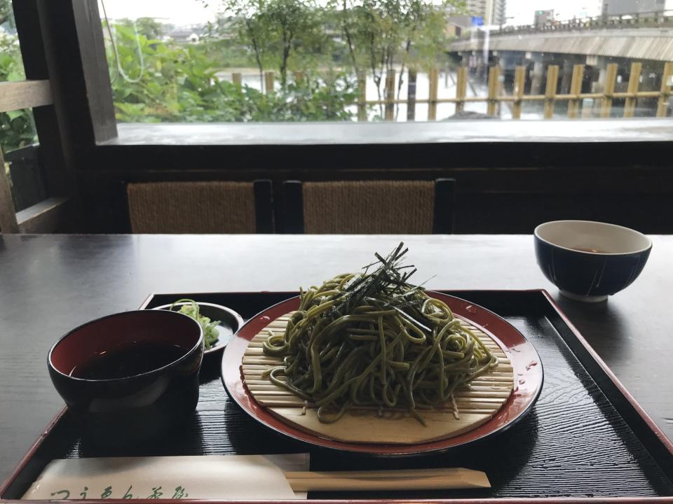 橋頭茶屋品嚐冷茶麵/作者提供