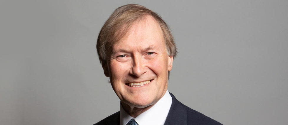 Le député conservateur britannique David Amess, 69 ans, est décédé après avoir été attaqué, ce vendredi 15 octobre, lors d’une permanence parlementaire qu’il tenait dans une église de sa circonscription à Leigh-on-Sea.
