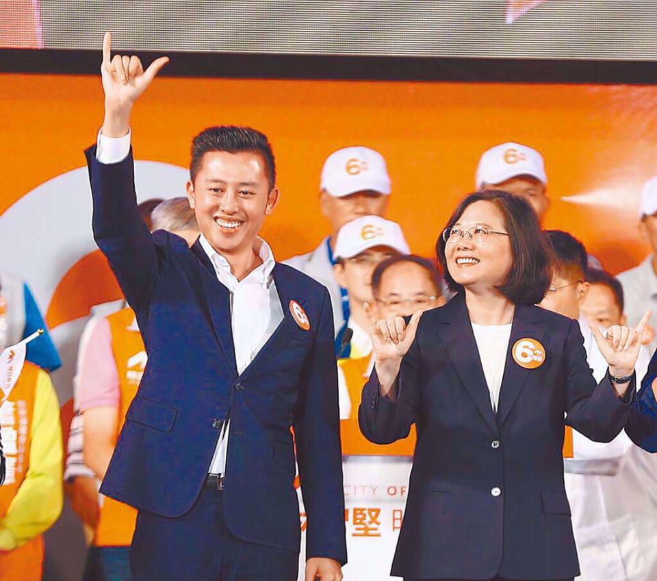 林智堅(左)在民進黨主席、總統蔡英文(右)力挺下曾試圖選到底，但最終頂不住輿論壓力而退選。（資料照）