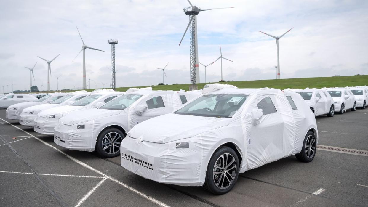 Autos von Volkswagen stehen für den Export in Schutzhüllen am Hafen in Emden.