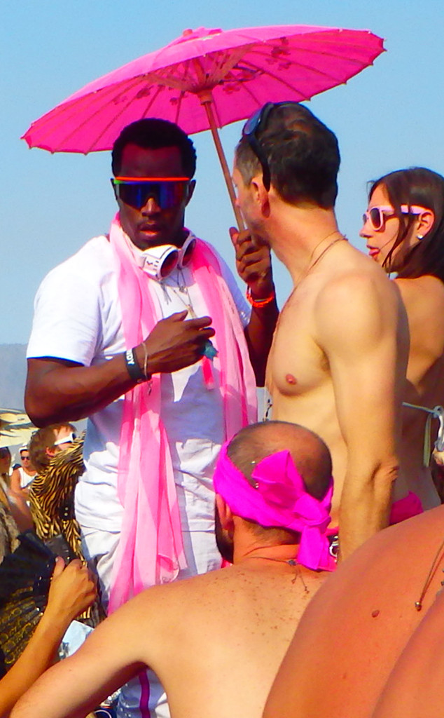 Diddy demostró lo bien que le sienta el rosa. 