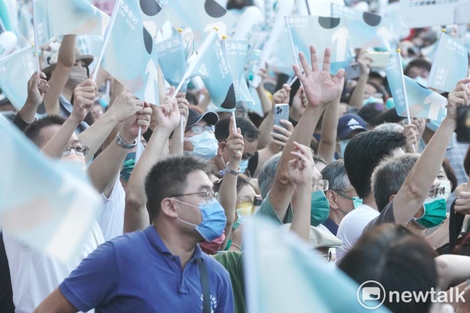 民進黨提名台北市長參選人陳時中今舉行競選總部成立大會，支持者到場相挺。   圖：張良一/攝