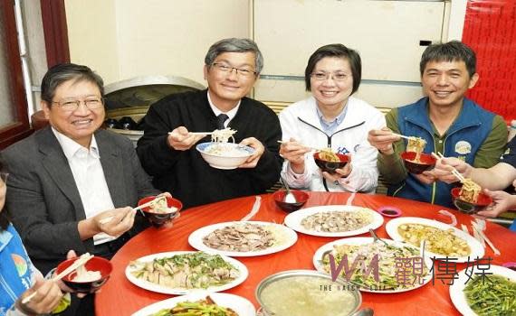 (觀傳媒新竹新聞)【記者金祐妤/新竹報導】鑒於北市寶林茶室食安風波的影響，導致新竹縣客家粄條的生意大幅滑落，立法委員徐欣瑩呼籲客委會積極協助澄清事實、恢復市場信心。客委會主委楊長鎮今(9)日與徐欣瑩、縣長楊文科一起到芎林吃粄條，用行動支持粄條產業。