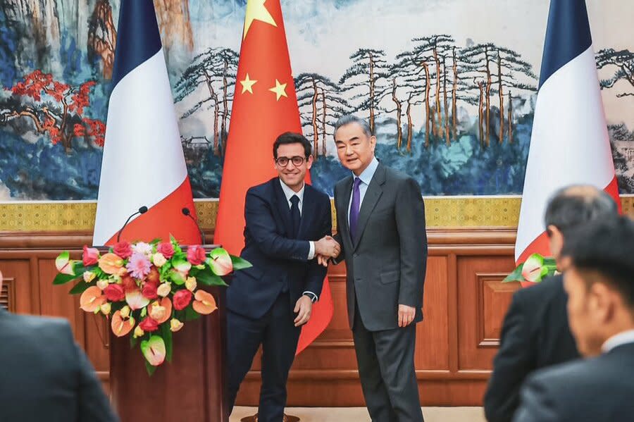 中法外交部長先在北京會面，討論兩國領袖碰面事宜，但法方也呼籲中國要在俄烏戰爭表態。（@steph_sejourne via X）