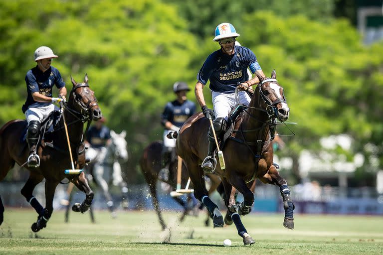 Cambiaso al ataque, pero jugando como back; detrás, Cavanagh, que dejó el lugar de 4 y fue más arriba