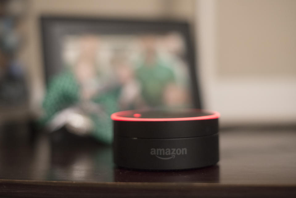 Der Amazon Echo Dot leuchtet rot auf einer Kommode