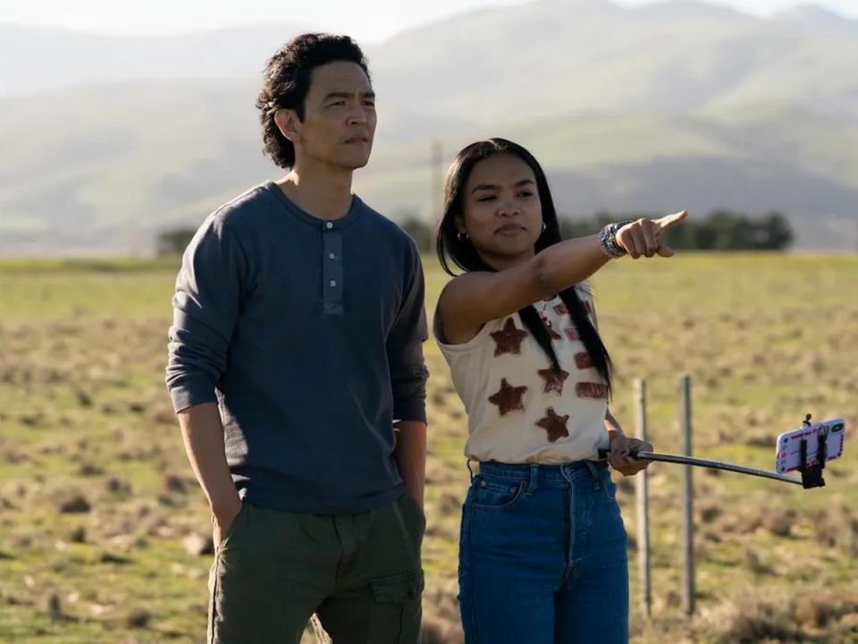 John Cho interpreta a Max, el padre soltero de su hija Wally (Mia Isaac) en ‘Don’t Make Me Go’ (Amazon Video)