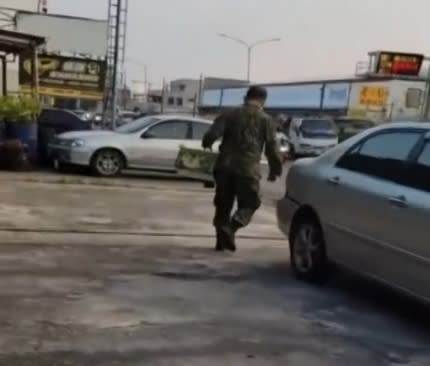 駕駛兵開著黃忠實的座車載他前往情色小吃部。（圖／東森新聞）